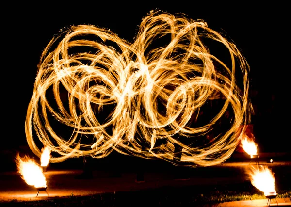 Vuurshow en veel van de heldere vonken in de nacht — Stockfoto