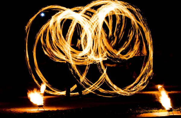 Spectacle de feu et beaucoup d'étincelles lumineuses dans la nuit — Photo