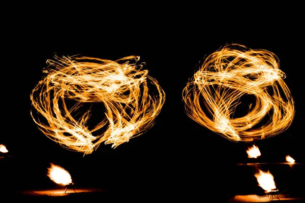 Feuershow und jede Menge Funkenflug in der Nacht — Stockfoto