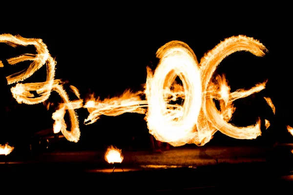 Show de fogo e um monte de faíscas brilhantes na noite — Fotografia de Stock