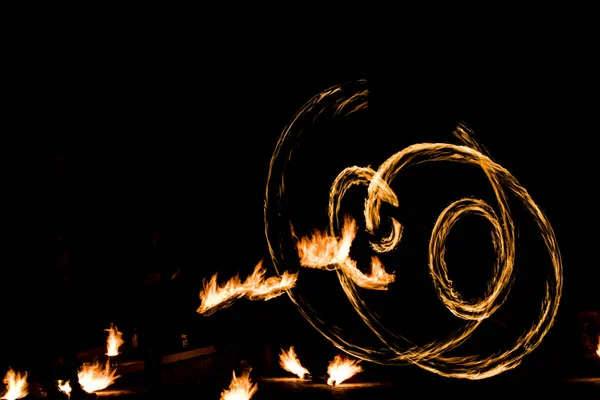 火のショーと夜の明るい火花の多く — ストック写真