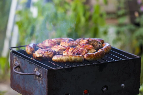 Saucisses de poulet grillées sur un barbecue extérieur pour cela S — Photo