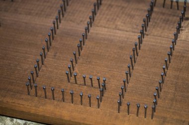 ahşap içine çekiç kafa tarafından tahrik ediliyor çivi