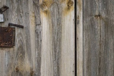 eski ahşap kapı ve paslı demir tokmağı