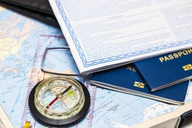 Macera kavramı. Gezgin öğeleri harita arka plan üzerinde