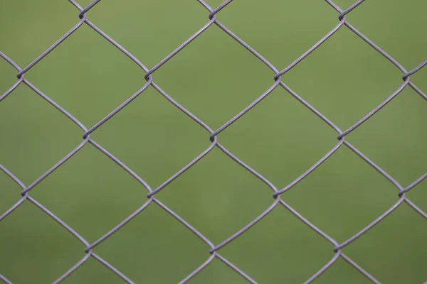 Uitzicht vanaf de kijker door middel van een stalen gaas — Stockfoto