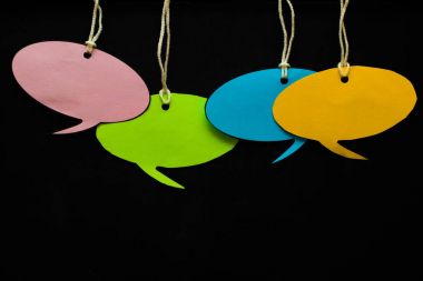 Bir bla önünde bir kordonu asılı boş beyaz konuşma balonları