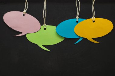 Bir bla önünde bir kordonu asılı boş beyaz konuşma balonları