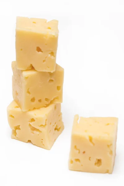 Cubo de queso aislado sobre fondo blanco — Foto de Stock