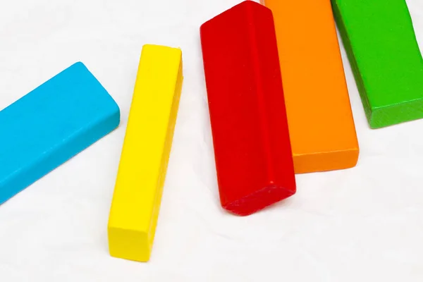 Spridda högen av leksak färgat trä tegel på en vit bak — Stockfoto