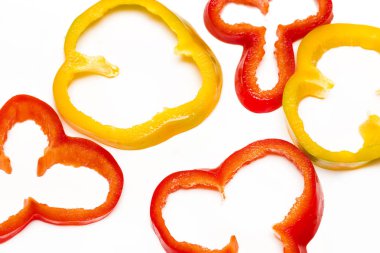 Beyaz arka plan üzerinde izole kırmızı ve sarı tatlı biber dilimleri