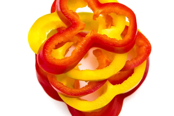Красный и желтый сладкий перец ломтики изолированы на белом фоне — стоковое фото