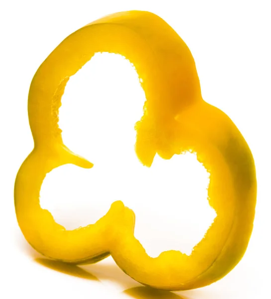 Жовті скибочки солодкого перцю ізольовані на білому фоні — стокове фото