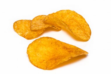 Beyaz bir arka plan üzerinde izole patates cipsi portre