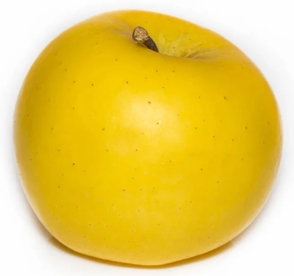 Manzana amarilla madura aislada sobre fondo blanco —  Fotos de Stock