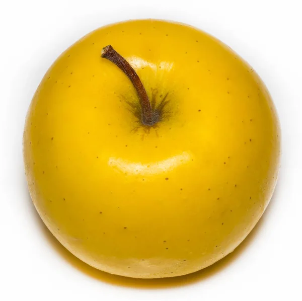 Стигле жовте яблуко ізольоване на білому тлі — стокове фото