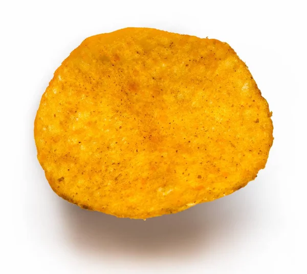 Картофельные чипсы крупным планом на белом фоне — стоковое фото