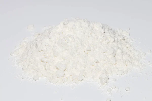 Montón de harina de trigo aislada sobre fondo blanco — Foto de Stock