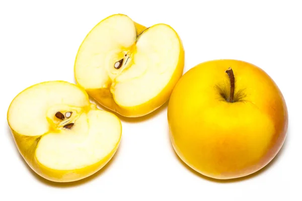 Fruta madura de manzana amarilla y manzana medio aislada sobre fondo blanco —  Fotos de Stock