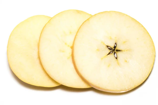 Rebanada de fruta de manzana amarilla aislada sobre fondo blanco —  Fotos de Stock