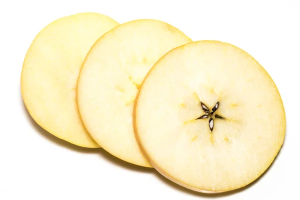 Plátek žluté jablko ovoce izolovaných na bílém pozadí — Stock fotografie