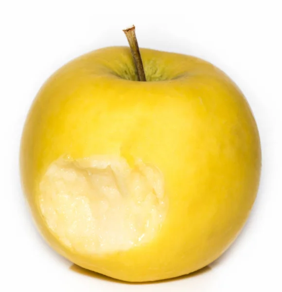 Manzana amarilla con una marca de mordedura sobre un fondo blanco —  Fotos de Stock