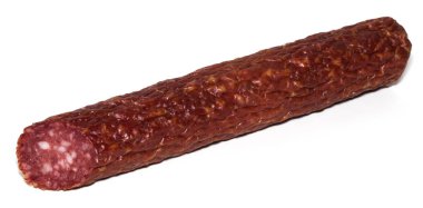 Beyaz arka planda izole edilmiş tütsülenmiş sosis. 