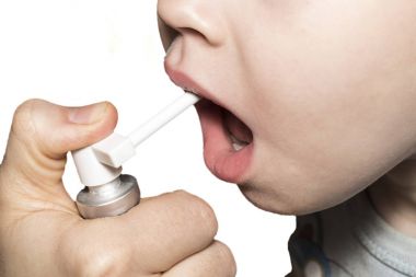 Bebek aracılığıyla oral sprey boğaz ağrısı için ilaç alıyorum. Anne