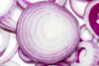 Beyaz arka plan üzerinde üstten görünüm izole kırmızı soğan