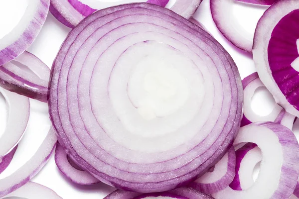 Beyaz arka plan üzerinde üstten görünüm izole kırmızı soğan