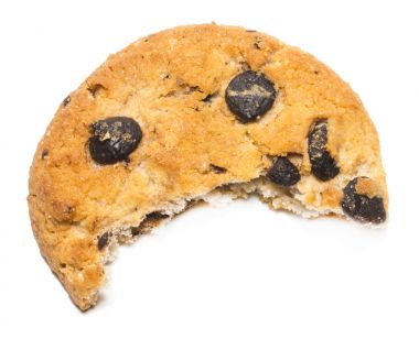 çikolata parçacıklı kurabiye ve kırıntıları izole beyaz arka plan