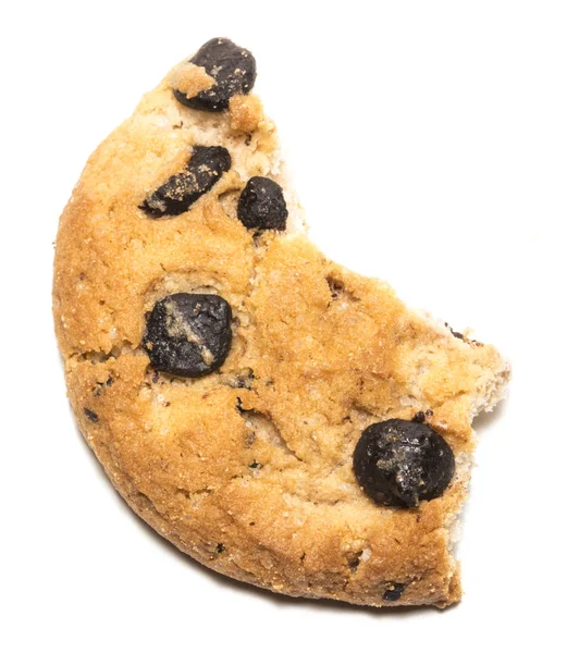 Chocolate Chip Cookie und Krümel isoliert weißen Hintergrund — Stockfoto
