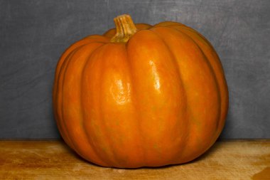 sonbahar bir karatahta önünde sınıf masada kabak