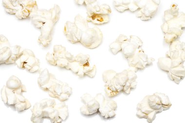 Beyaz bir arka plan üzerinde izole patlamış mısır. Portre