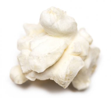 Beyaz bir arka plan üzerinde izole patlamış mısır. Portre