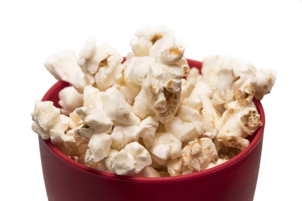 Popcorn in een rode kom bovenaanzicht — Stockfoto