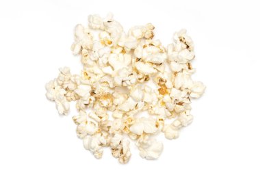 Beyaz arka plan üzerinde izole patlamış mısır yığını