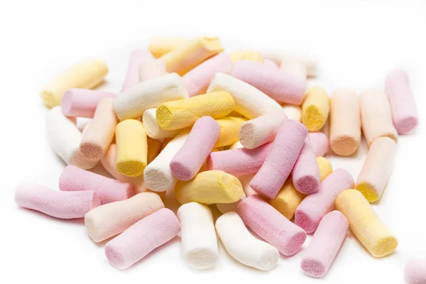 Красочные конфеты зефир изолированы на белом фоне — стоковое фото