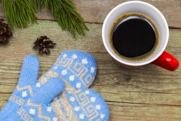 Fondo de Navidad con abeto, taza de café y manoplas en —  Fotos de Stock