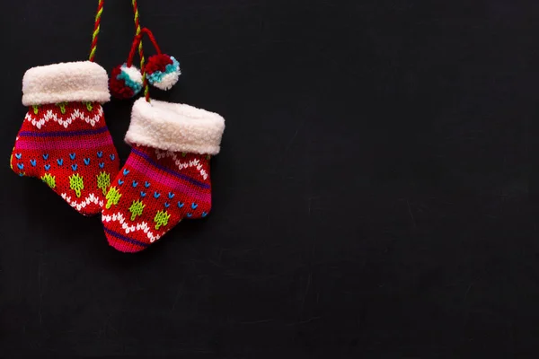 Decoraciones de Navidad y Año Nuevo colgando de una cuerda. Chalkboa —  Fotos de Stock
