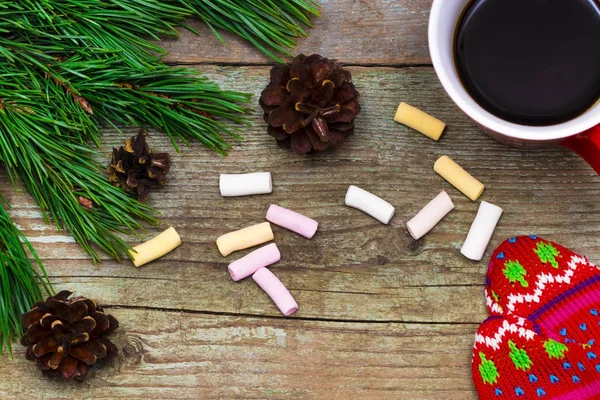 Fondo de Navidad con abeto, taza de café y manoplas en — Foto de Stock