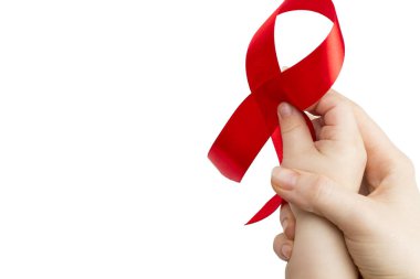 AIDS kırmızı kurdele kadının ve çocuğun elleri destek için dünya üzerinde bir