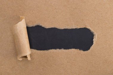 Kağıt arka plan ile üzerinde yırtık yanlarıyla kahverengi kağıt delikler 