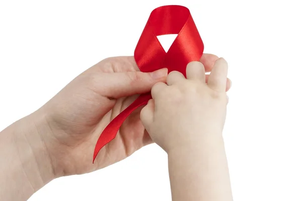 AIDS κόκκινη κορδέλα για υποστήριξη τα χέρια της γυναίκας και του παιδιού για τον κόσμο μια — Φωτογραφία Αρχείου