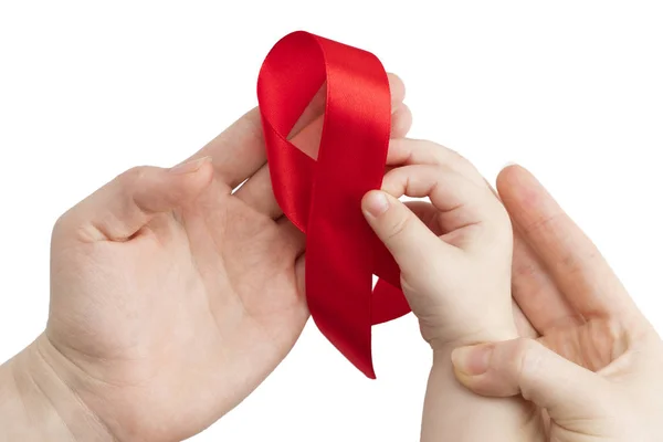 AIDS κόκκινη κορδέλα για υποστήριξη τα χέρια της γυναίκας και του παιδιού για τον κόσμο μια — Φωτογραφία Αρχείου