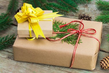 Noel hediye kutuları ve ahşap arka plan üzerinde Noel ağaçları