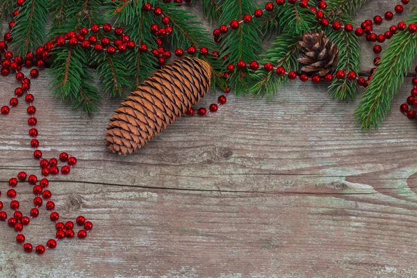 Fir kerstboom met decoratie op een houten bord — Stockfoto