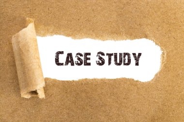 Yırtık kahverengi kağıdın arkasında görünen metin vaka çalışması