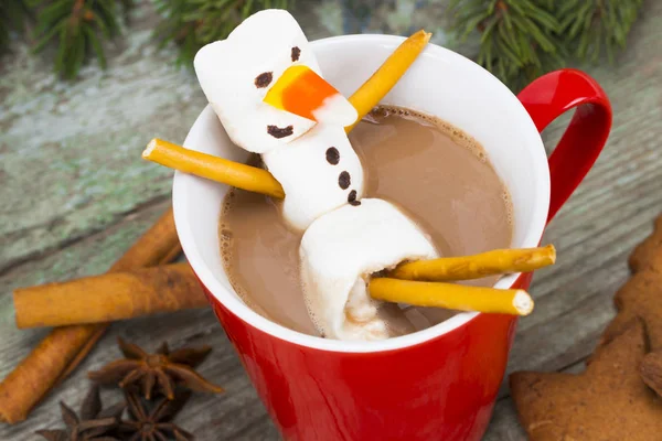 Taza roja con chocolate caliente con malvavisco derretido muñeco de nieve —  Fotos de Stock