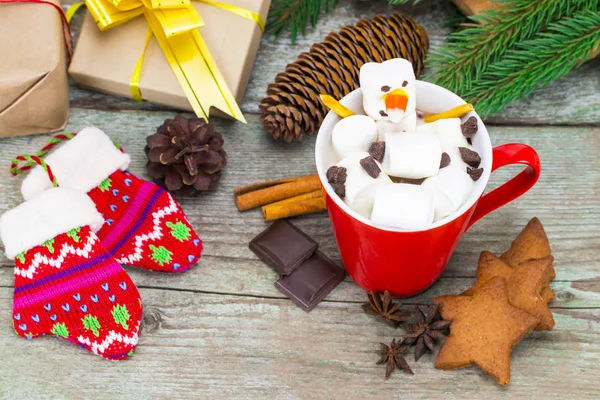 Taza roja con chocolate caliente con malvavisco derretido muñeco de nieve en wo —  Fotos de Stock